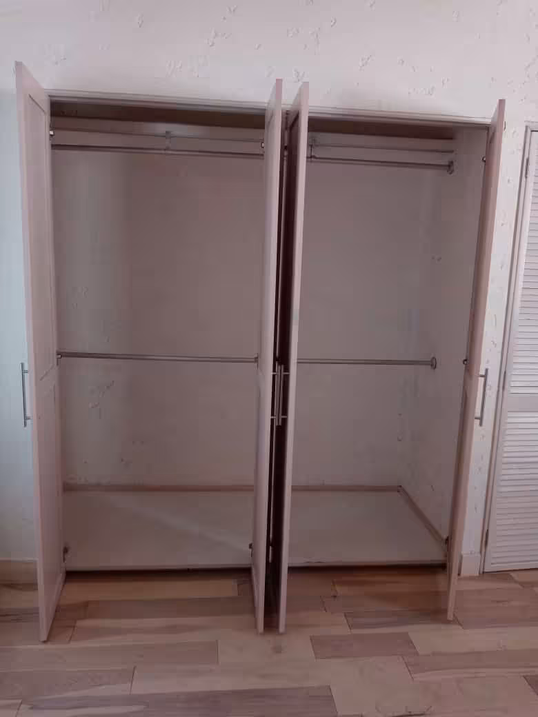 Closet blanco de madera: un toque de elegancia en caoba imagen 2