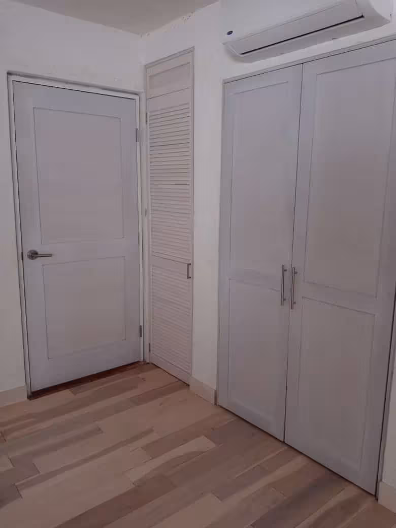 Closet blanco de madera: un toque de elegancia en caoba imagen 4