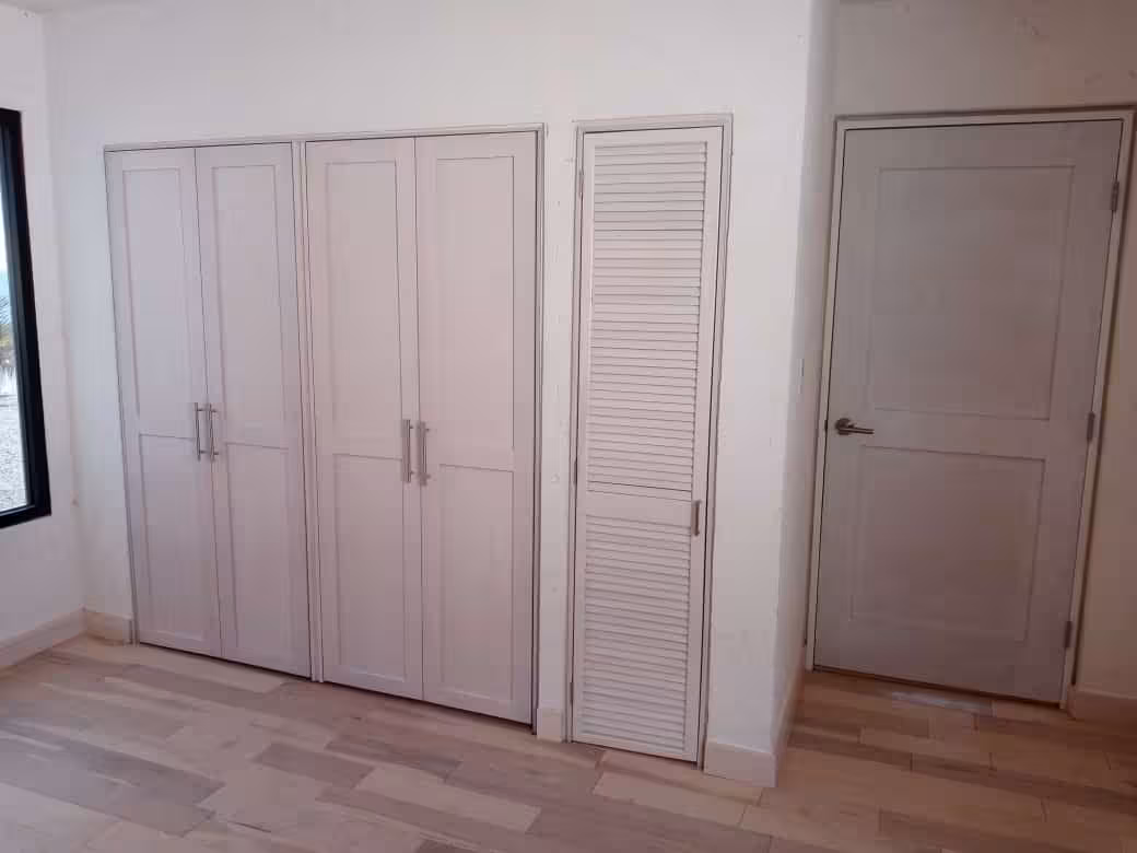 Closet blanco de madera: un toque de elegancia en caoba imagen 6