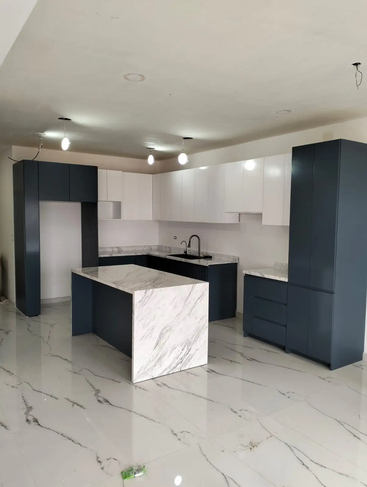 Cocina con isla central en triplay de birch y formaica