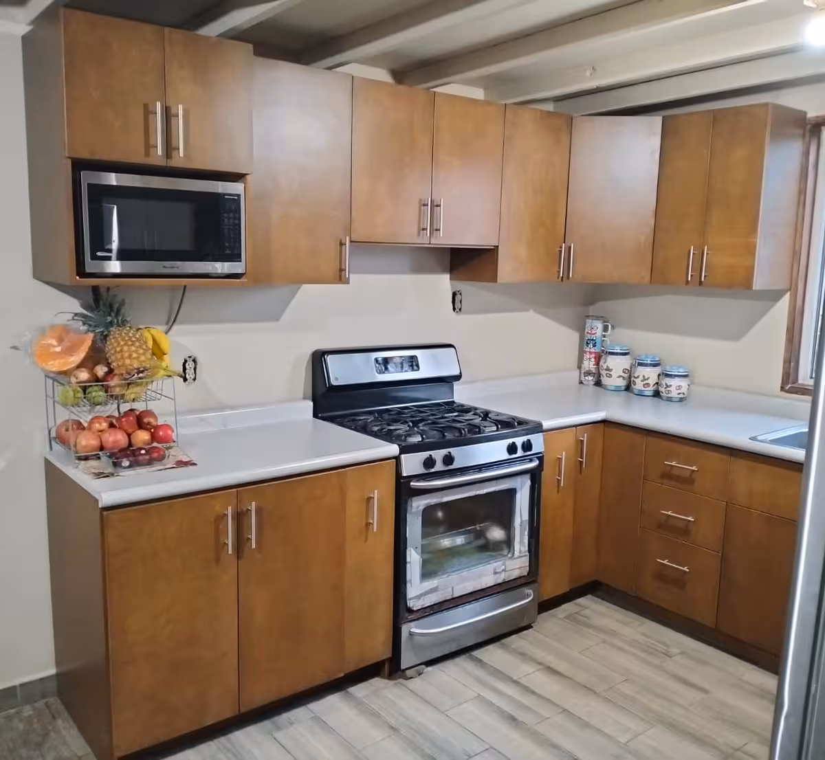 Cocina en forma de U: diseño minimalista en triplay de birch imagen 2