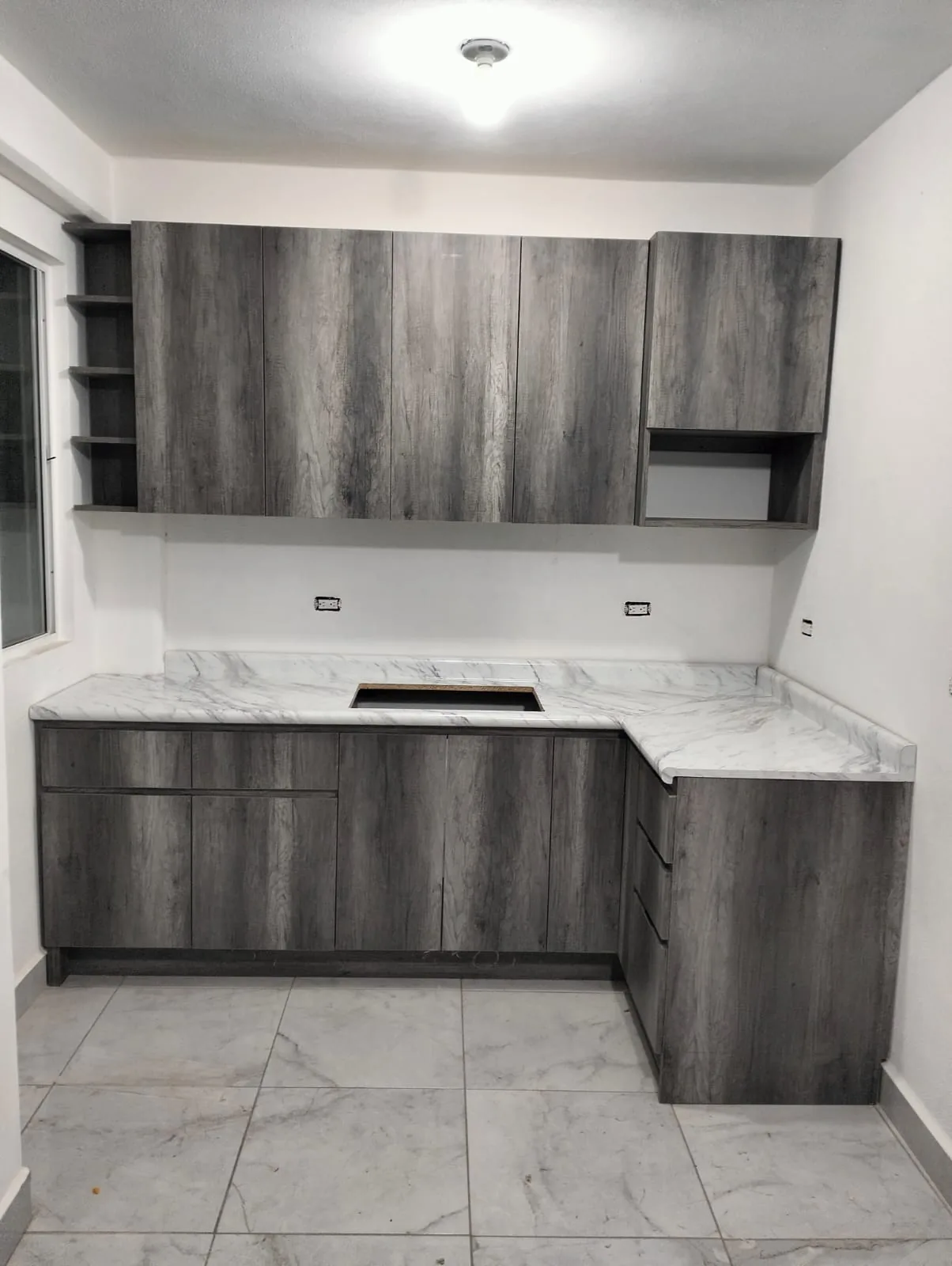 Cocina en melamina Concrete con sistema push open