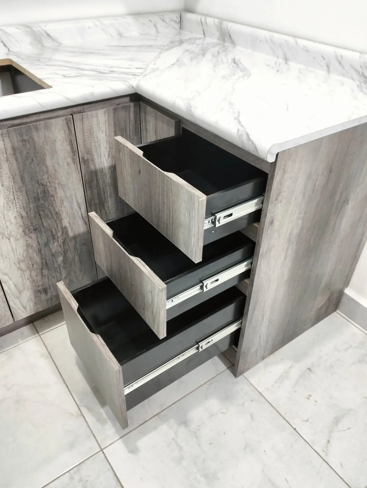Cocina en melamina Concrete con sistema push open imagen 7