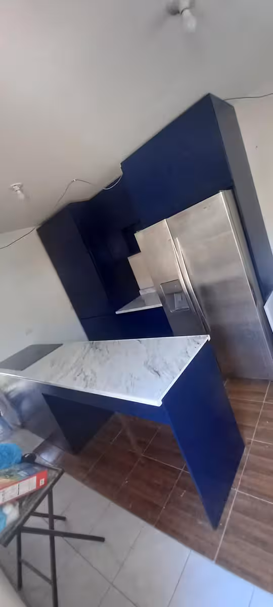 Cocina pequeña con barra hecha a medida