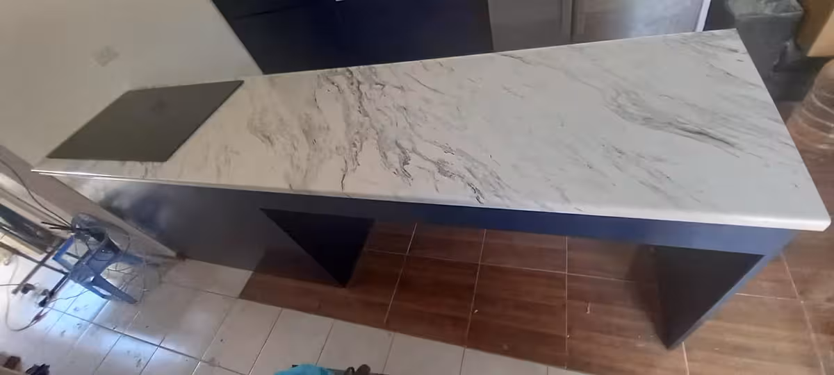Cocina pequeña con barra hecha a medida imagen 2