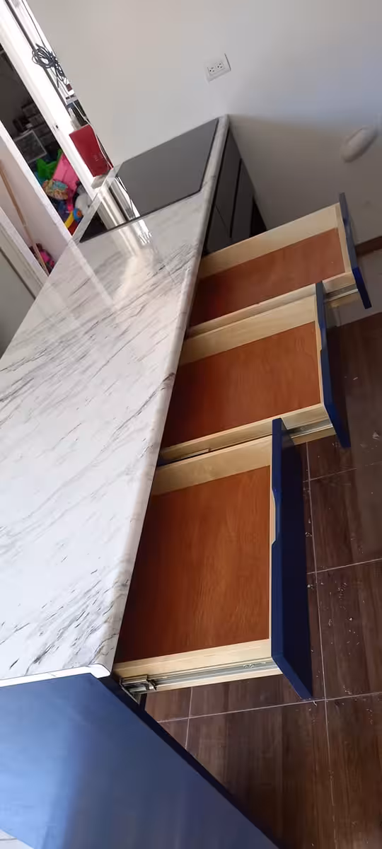 Cocina pequeña con barra hecha a medida imagen 5