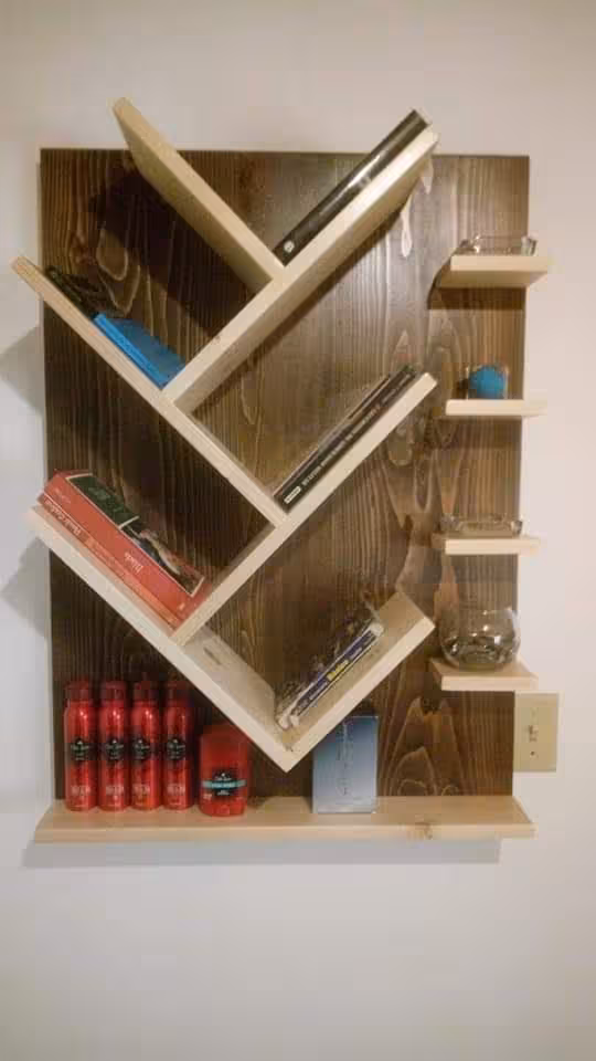 Librero vertical de madera con tinte de nogal
