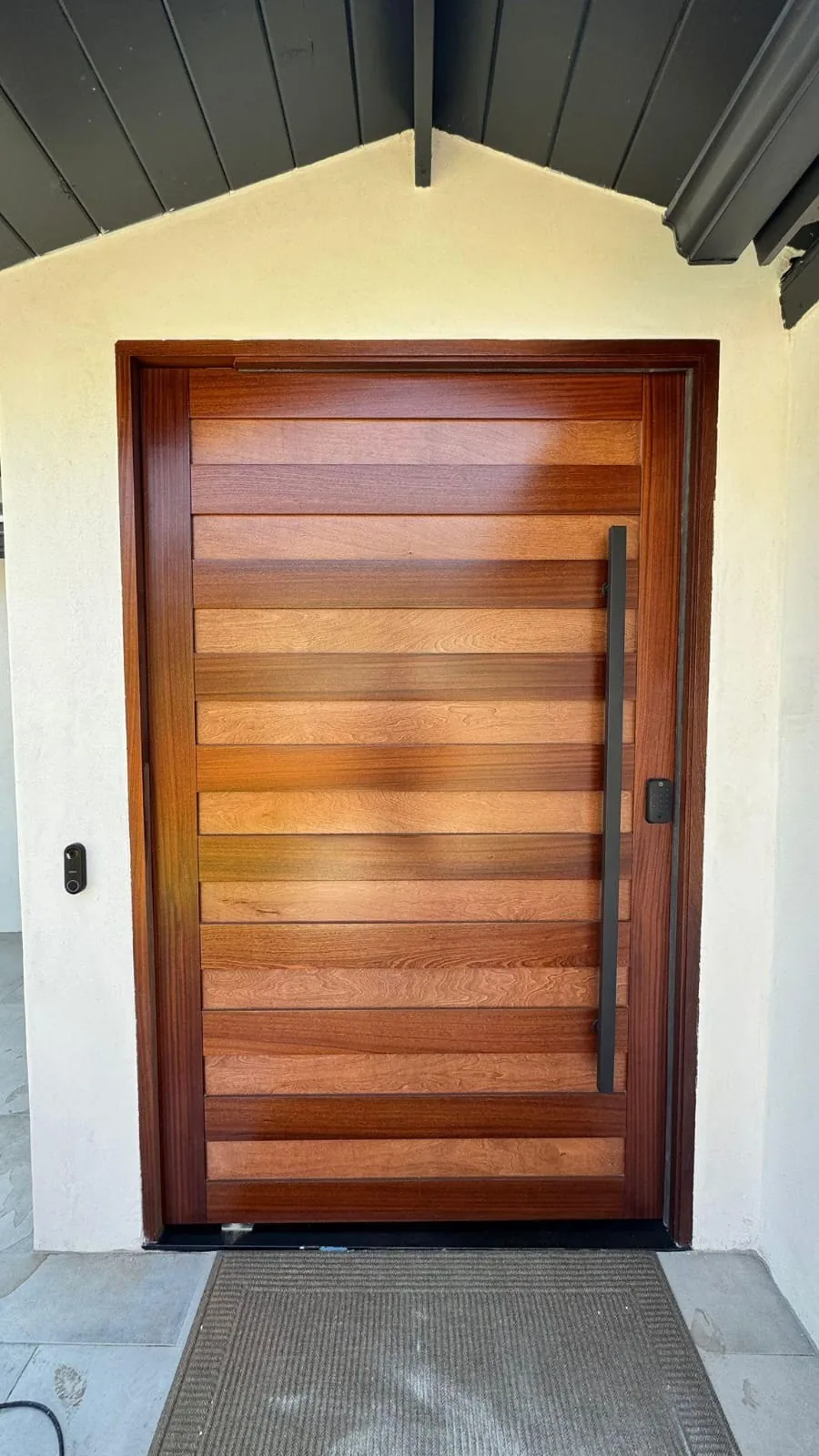 Puerta pivotante de caoba maciza