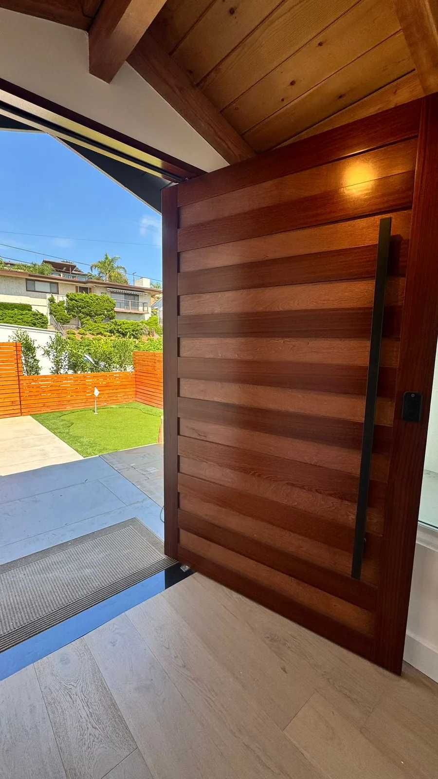 Puerta pivotante de caoba maciza imagen 3