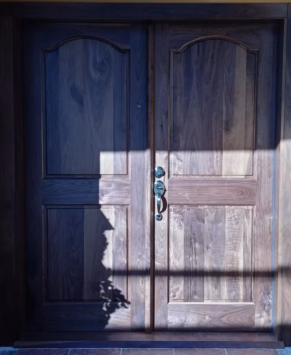 Puertas de madera para exteriores: nogal americano