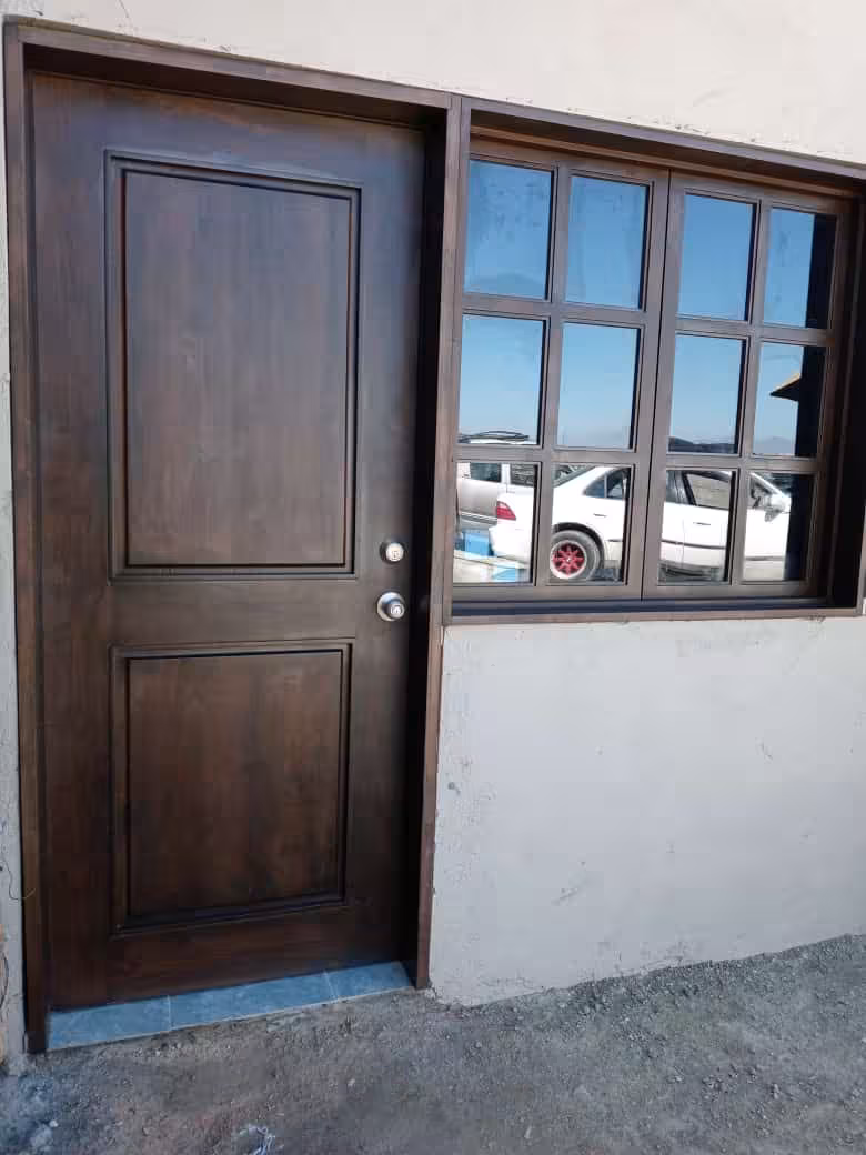 Puertas y ventanas de alder con acabado en nogal