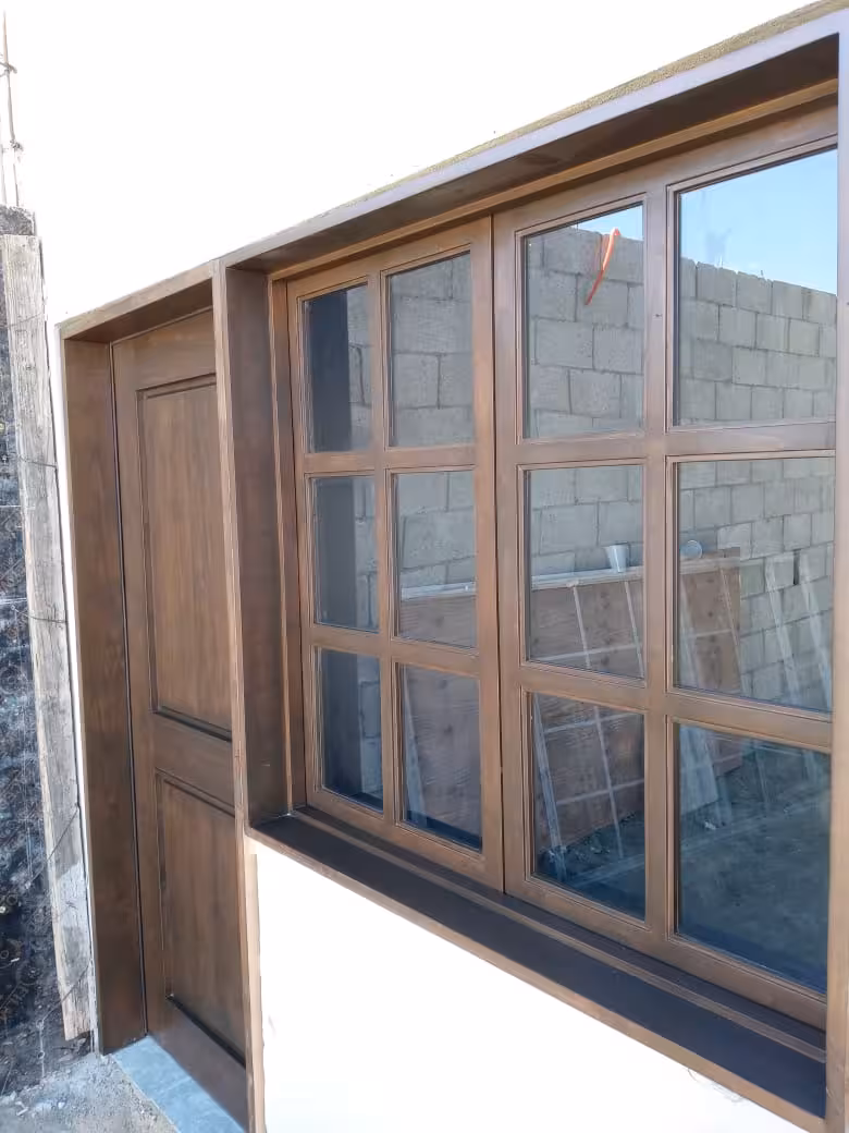 Puertas y ventanas de alder con acabado en nogal imagen 2