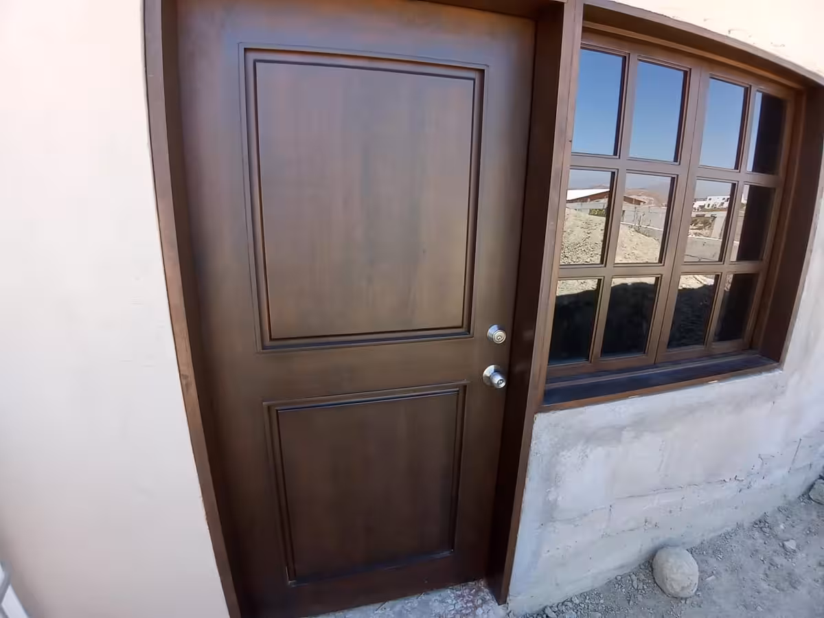 Puertas y ventanas de alder con acabado en nogal imagen 3