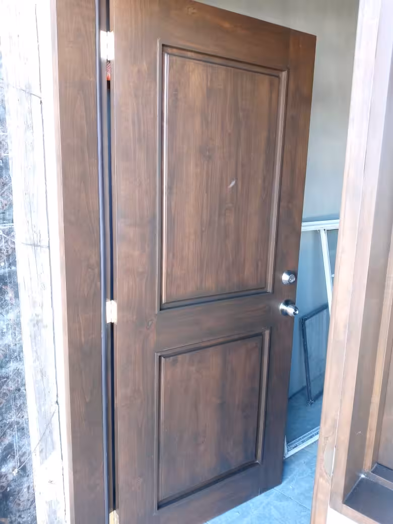 Puertas y ventanas de alder con acabado en nogal imagen 4