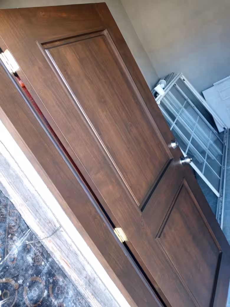 Puertas y ventanas de alder con acabado en nogal imagen 5