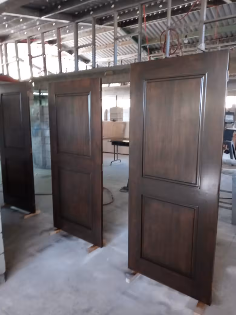 Puertas y ventanas de alder con acabado en nogal imagen 7