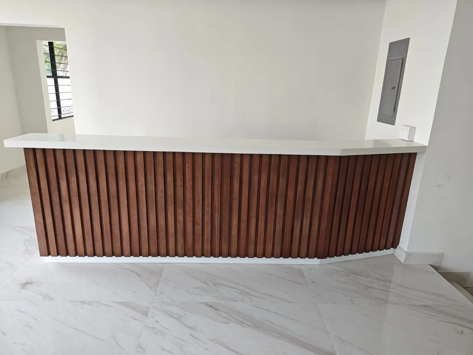 Recepción de hospital en triplay de birch