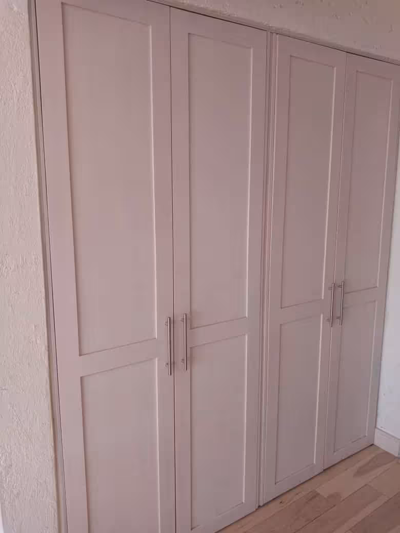 Closet Blanco de Madera: Un Toque de Elegancia en Caoba