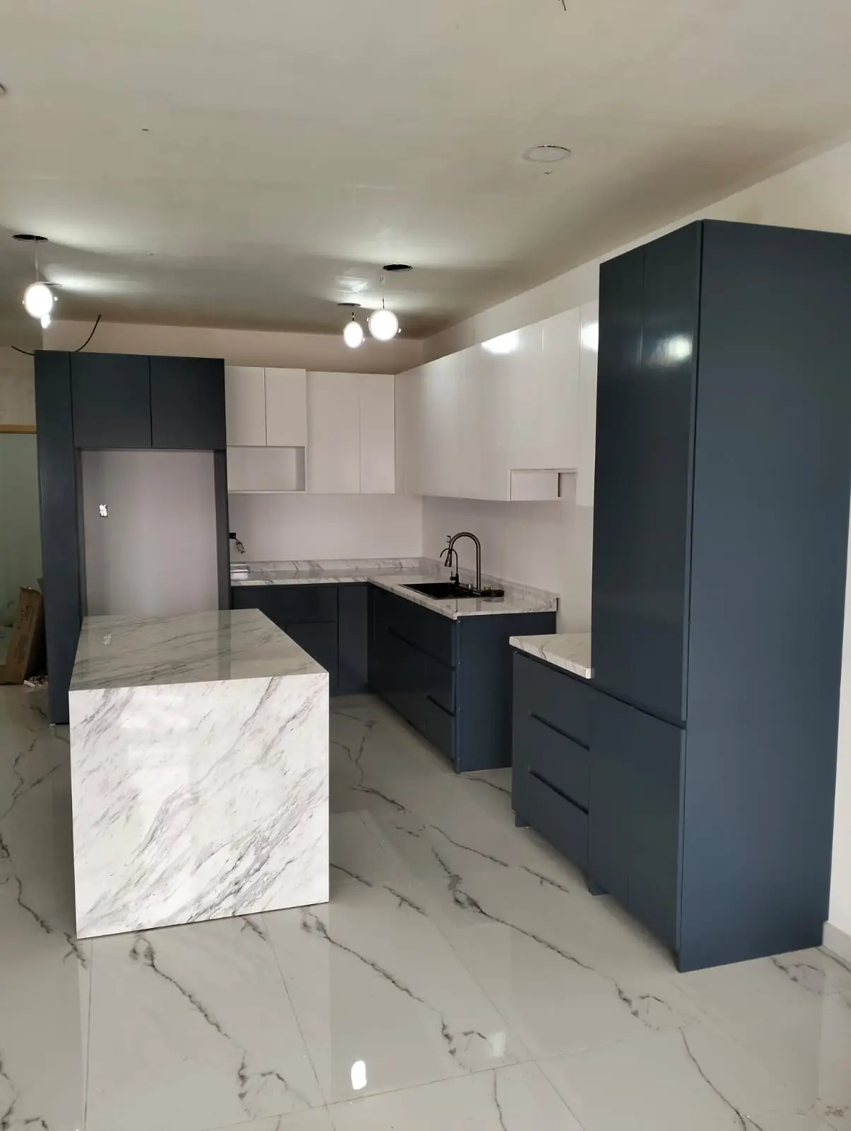 Cocina con isla central en triplay de birch y formaica imagen 2