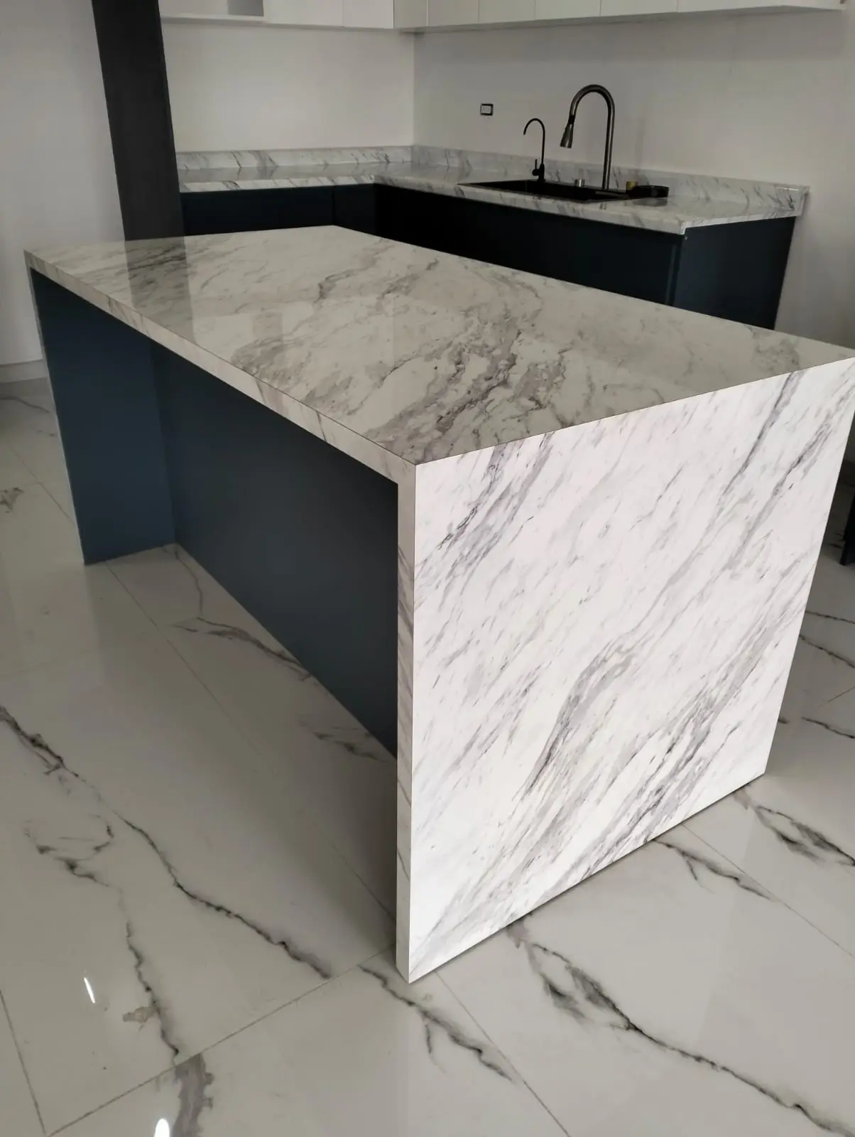 Cocina con isla central en triplay de birch y formaica imagen 3