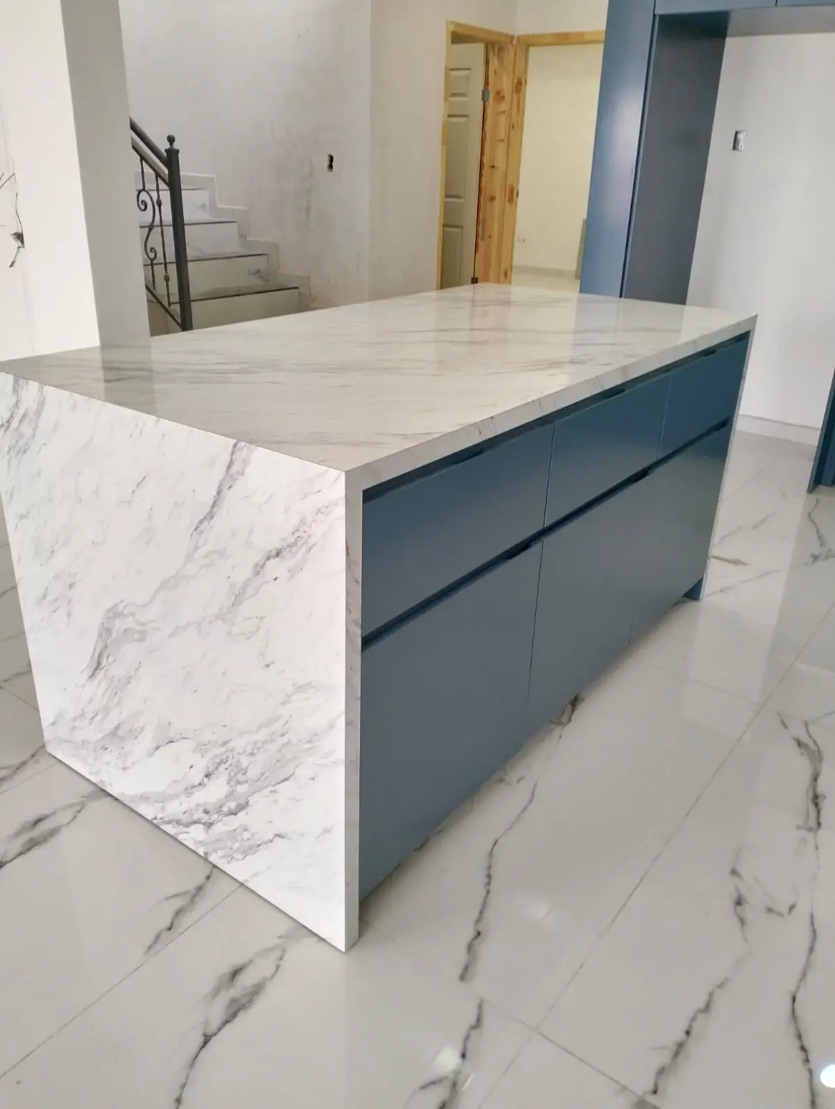 Cocina con isla central en triplay de birch y formaica imagen 4