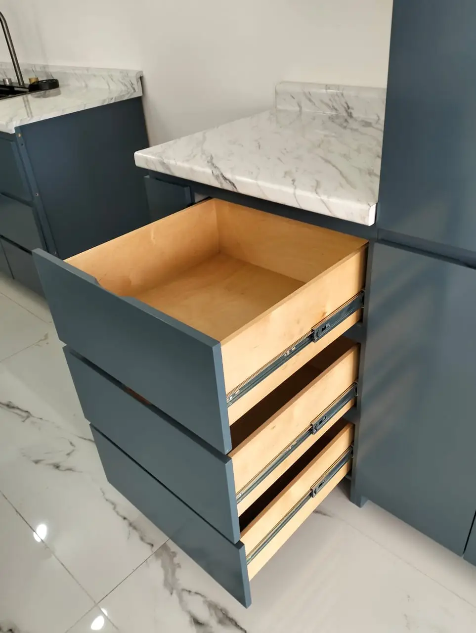 Cocina con isla central en triplay de birch y formaica imagen 7