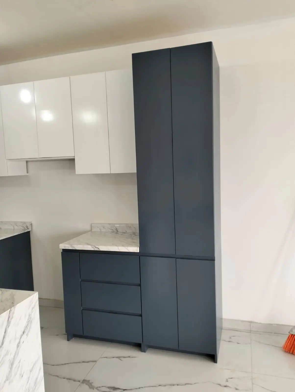 Cocina con isla central en triplay de birch y formaica imagen 8