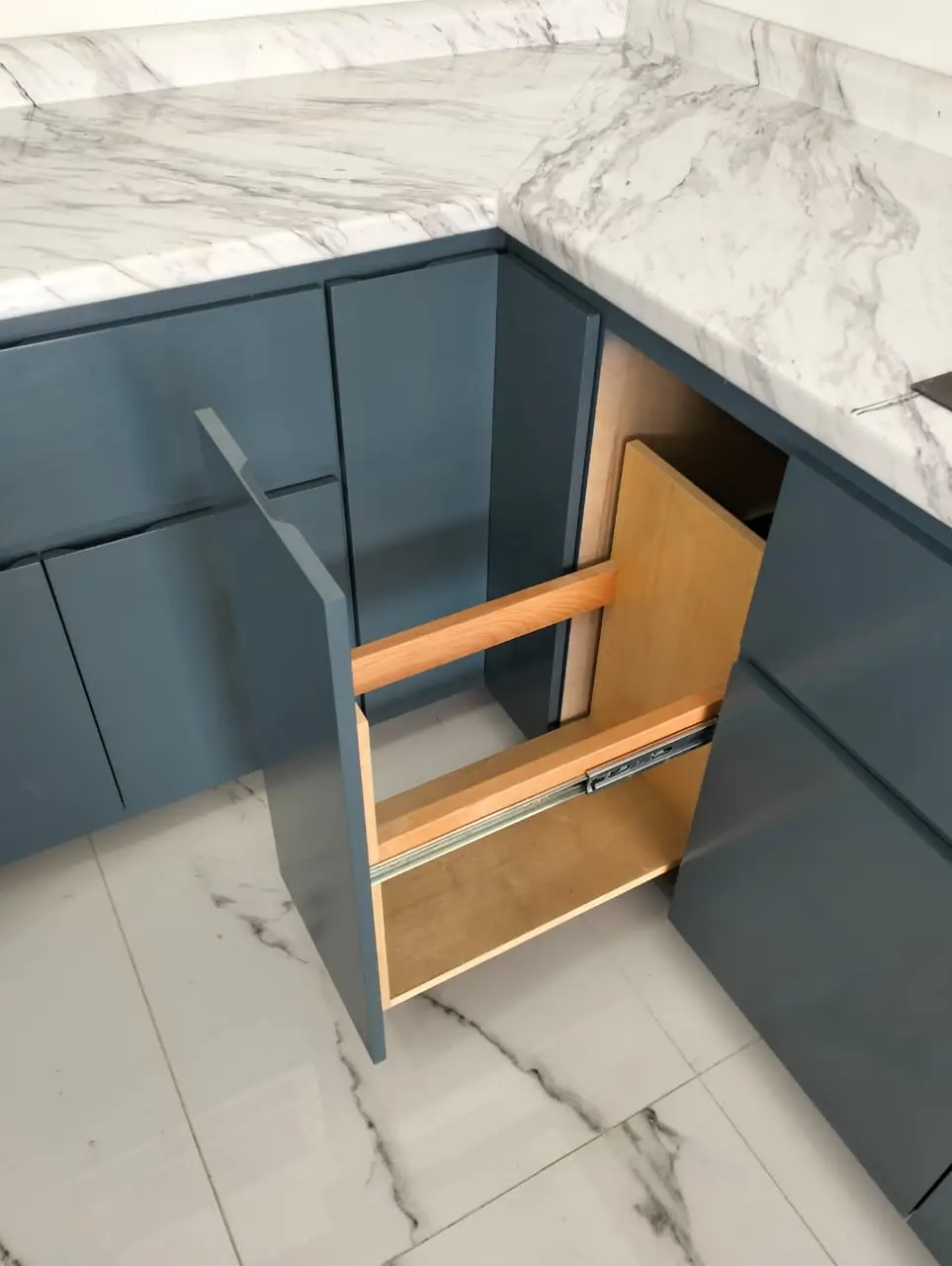 Cocina con isla central en triplay de birch y formaica imagen 9