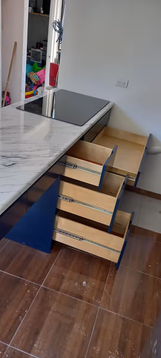 Cocina Pequeña con Barra Hecha a Medida imagen 4