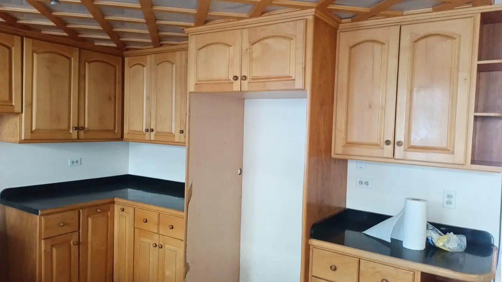 Cocina remodelada con cubierta de cuarzo imagen 2