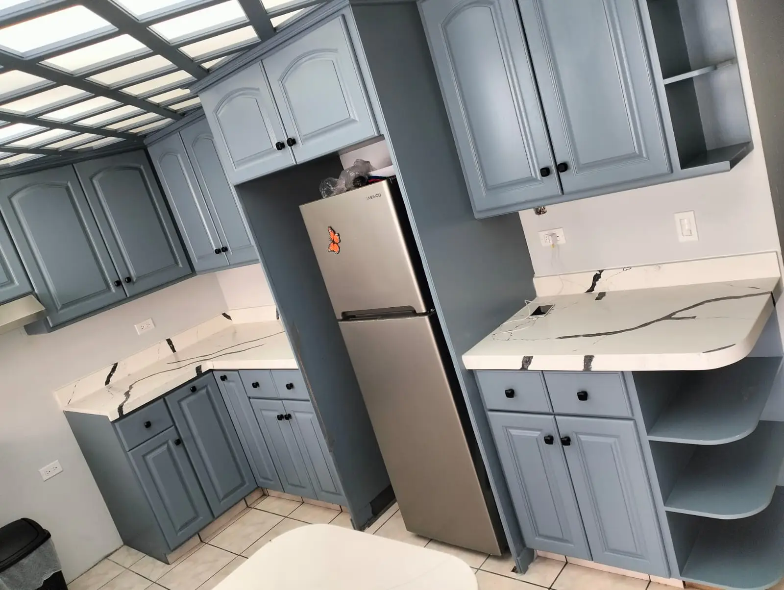 Cocina remodelada con cubierta de cuarzo imagen 3