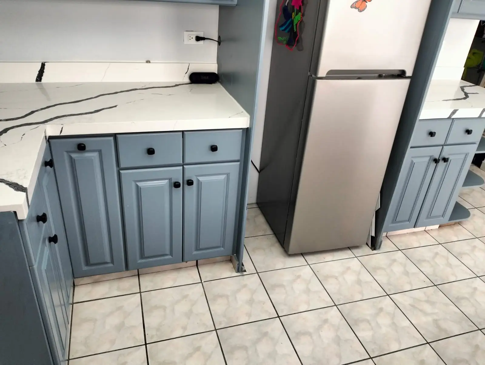 Cocina remodelada con cubierta de cuarzo imagen 5