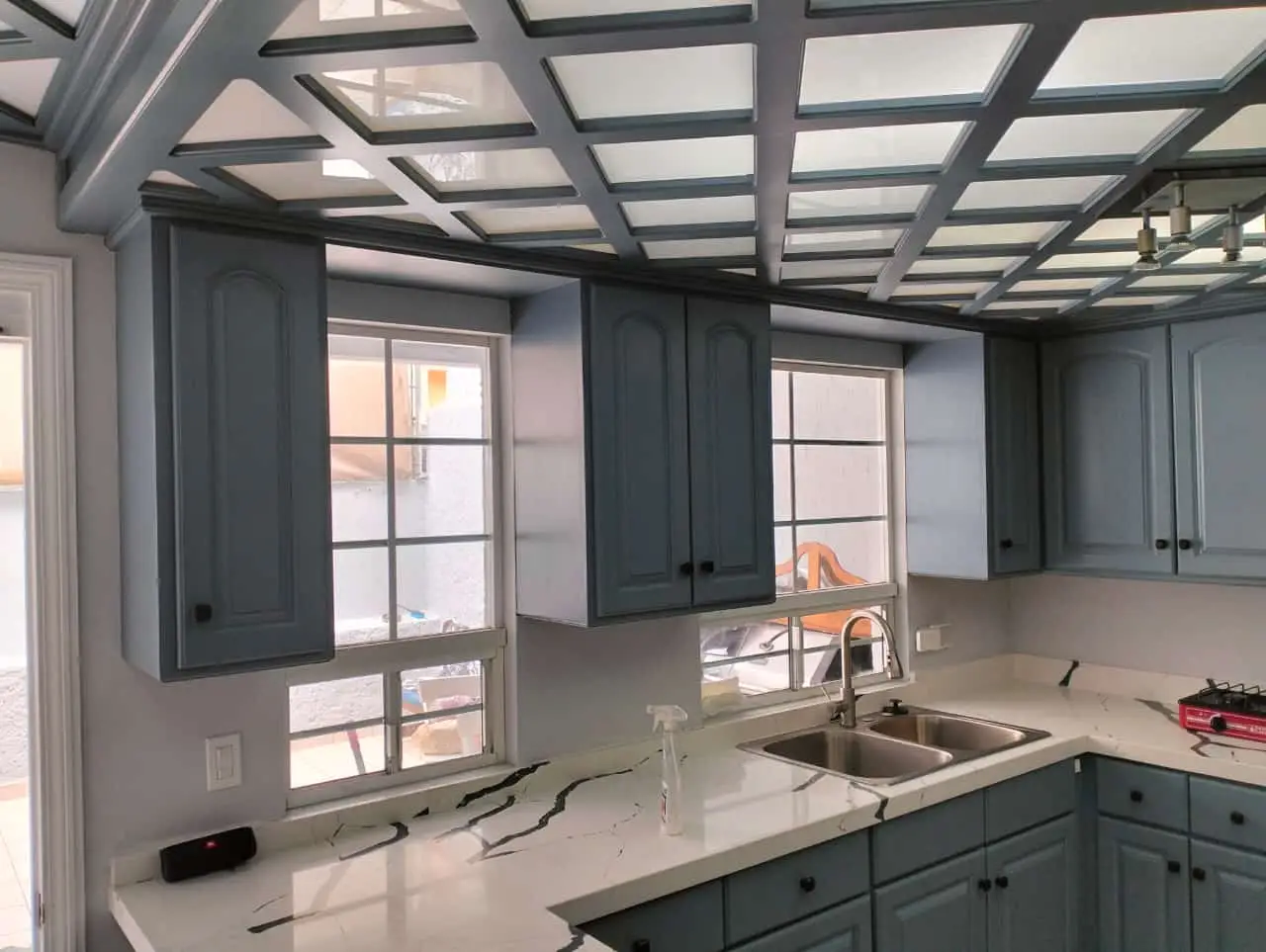 Cocina remodelada con cubierta de cuarzo imagen 7