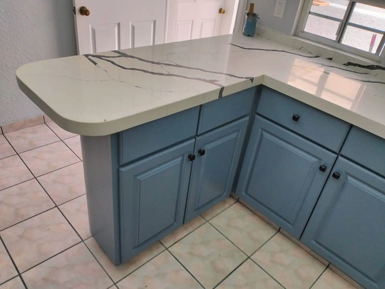 Cocina remodelada con cubierta de cuarzo imagen 8