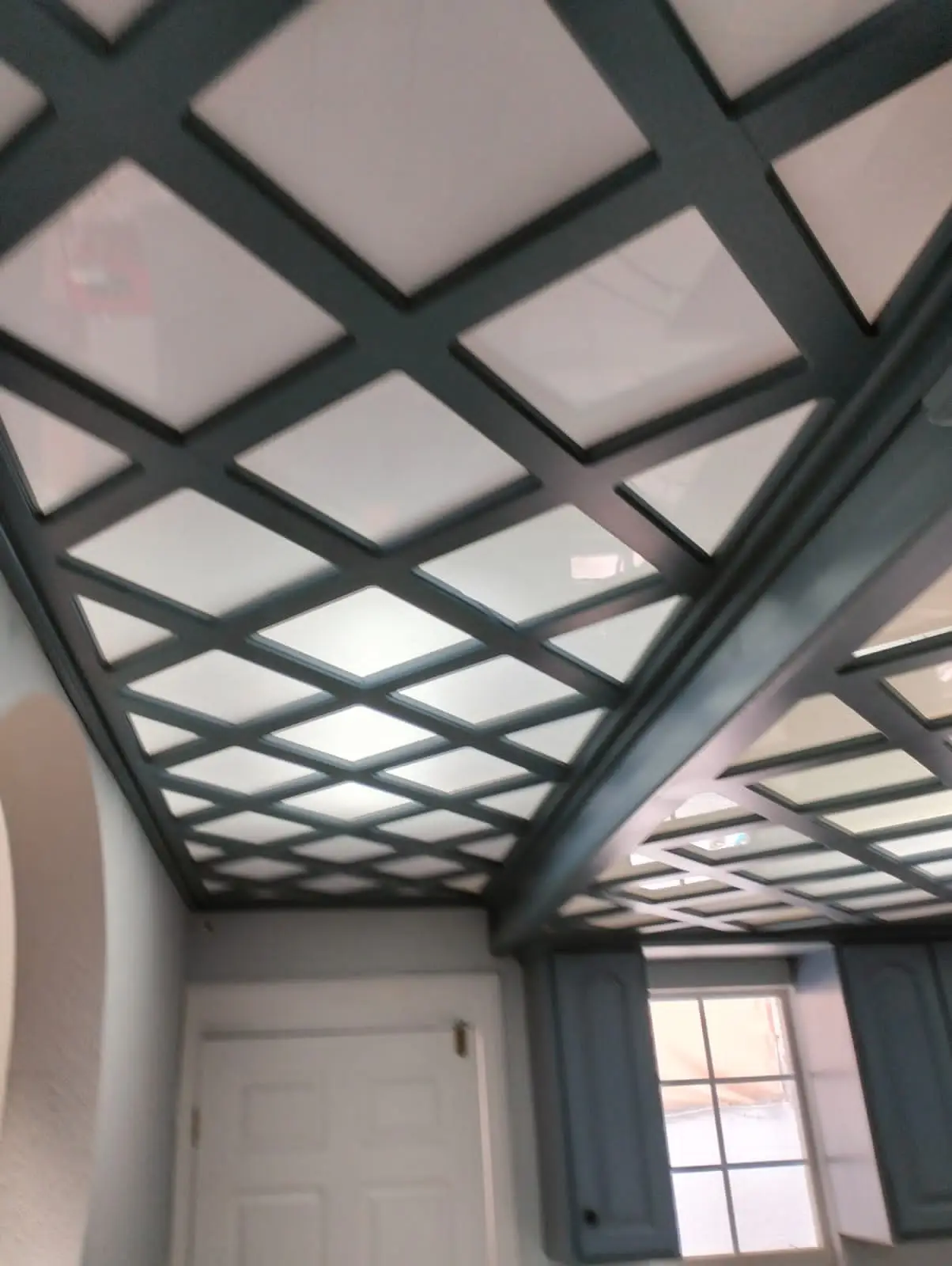 Cocina remodelada con cubierta de cuarzo imagen 9