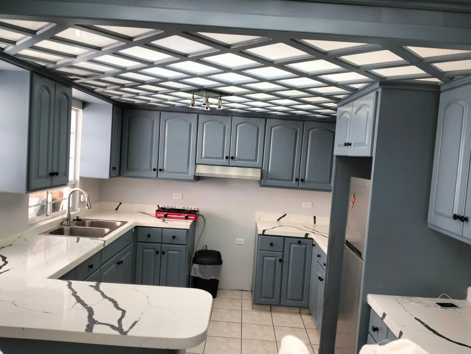 Cocina con cubierta de cuarzo